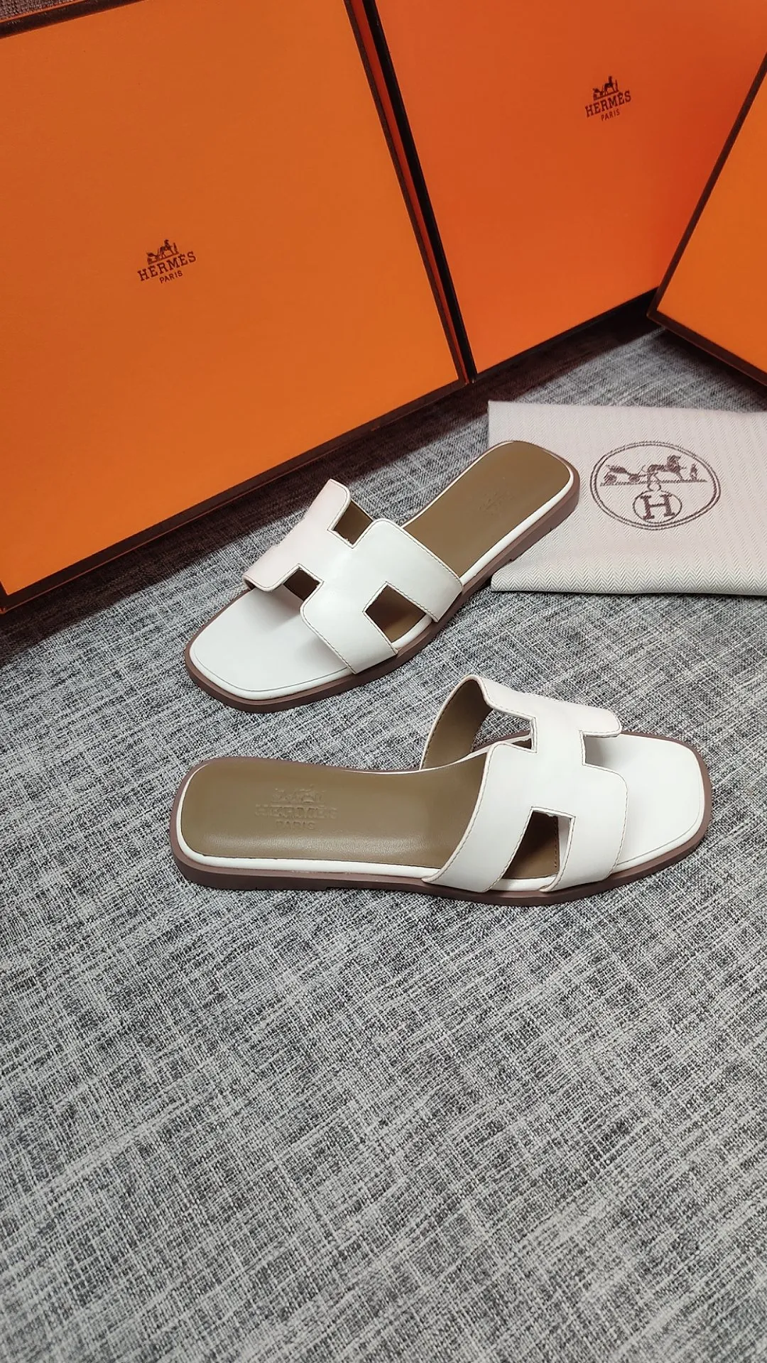 👟👟Ex-factory price P480👟👟 Women's shoe factory Hermes 💖The latest official website is updated at the same time. Premium quality upgraded version of slippers 1:1 production. Fabric: Made of counter cowhide fabric. Inner foot pads: Customized sheepskin [oversea order. The outsole is made of simulated leather non-slip rubber outsole. Regardless of the version or workmanship, it is the best among rubber soles. Color Black White Brown Total 3 colors, code number 35---40, flat bottom
